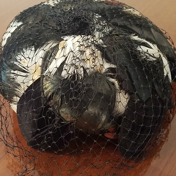 Ladies Vtg. Black pill-box  style hat with feather - Picture 3 of 4